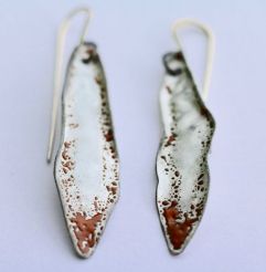 Que Serra leaf earrings orange